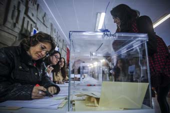 Momento de la votación en una de las urnas.